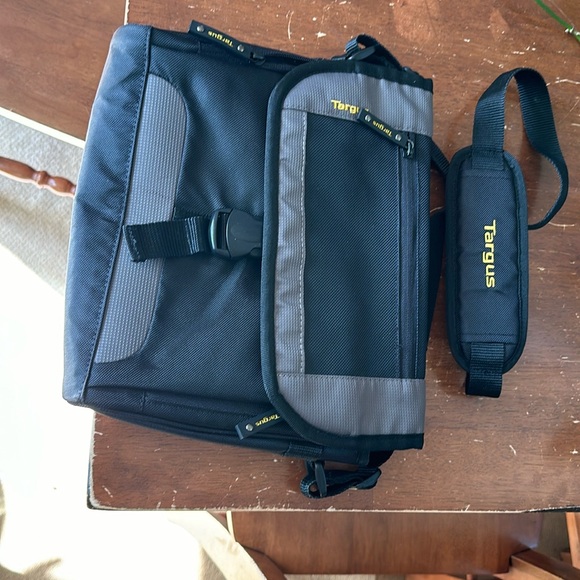 Targus TSM148-50 CityGear Mini Messenger Shoulder Bag Tablet Ipad Notebook Case - Picture 1 of 4